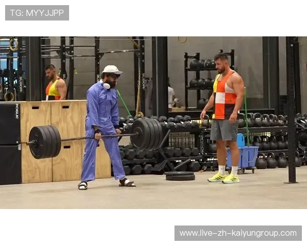 举重教练徒手抓杠铃吓坏新队员